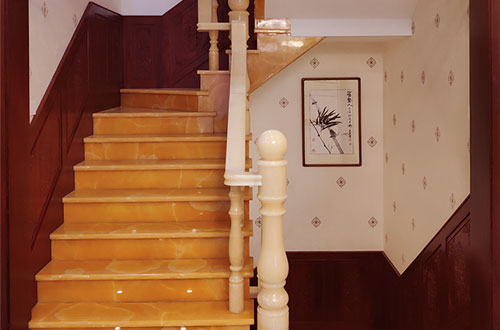 豆河镇中式别墅室内汉白玉石楼梯的定制安装装饰效果